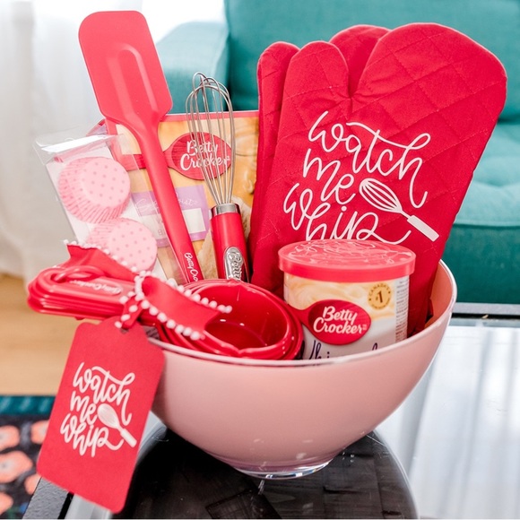 NWT Holiday Bakeware Gift Set – Christmas Baking Kit – Red - Picture 1 of 2